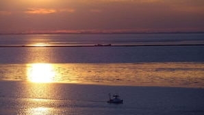 Un barco sobre aguas tranquilas durante el atardecer.
