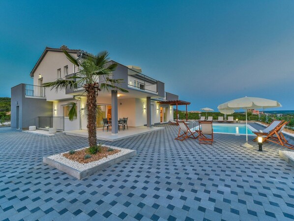 Villa | Pool | Indoor pool, outdoor pool