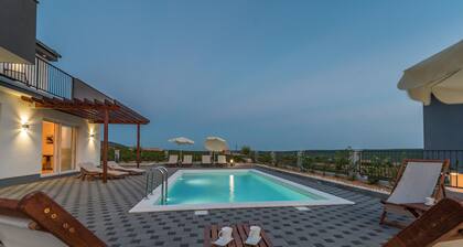 Modern and Spacious Home With Swimming Pool