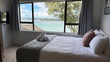 4 bedrooms, iron/ironing board, free WiFi, bed sheets