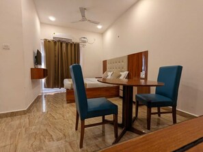 Deluxe Room | Desk - Hotel Bella Residency - Goa (Calangute)