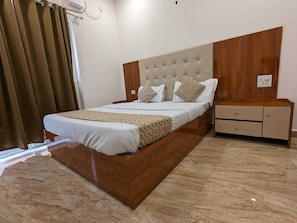 Deluxe Room | Desk - Hotel Bella Residency - Goa (Calangute)