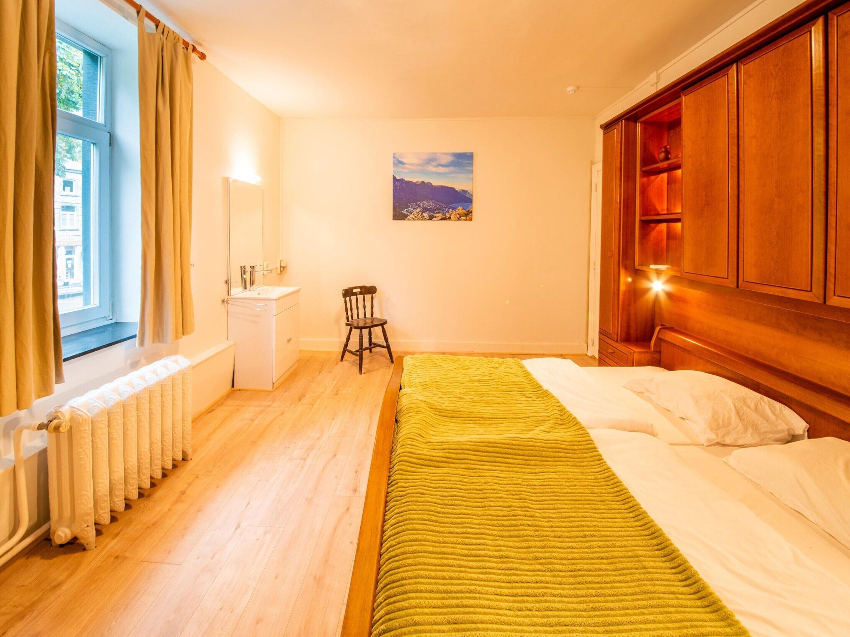 House | 18 bedrooms, individually furnished, bed sheets