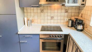 Fridge, microwave, dishwasher, cookware/dishes/utensils