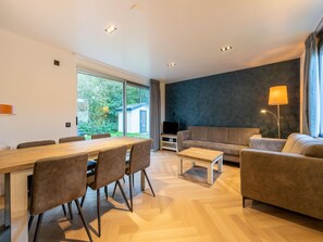 House | Living area - Holiday Home in Zevenhuizen With Roofed Swim Pool (Zevenhuizen)