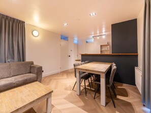 House | Dining - Holiday Home in Zevenhuizen With Roofed Swim Pool (Zevenhuizen)