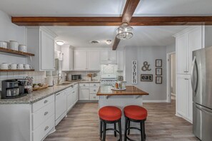 Fridge, microwave, oven, dishwasher - Shady Wayside Retreat (Bryan)