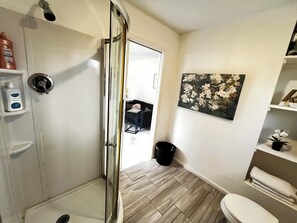 Dusche, Haartrockner, Handtücher, Seife