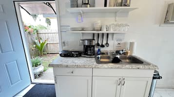 Refrigerador, microondas, parrilla de estufa y cafetera y tetera