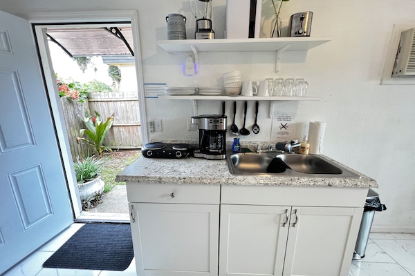 Kylskåp, mikrovågsugn, spishäll och kaffe- och tebryggare