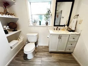 Shower, hair dryer, towels, soap - Relax and Explore: Guestsuite in Downtown Orlando (Orlando)