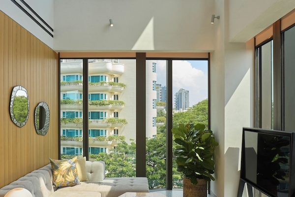 Suite, 1 Bedroom, Pool View | Living area
