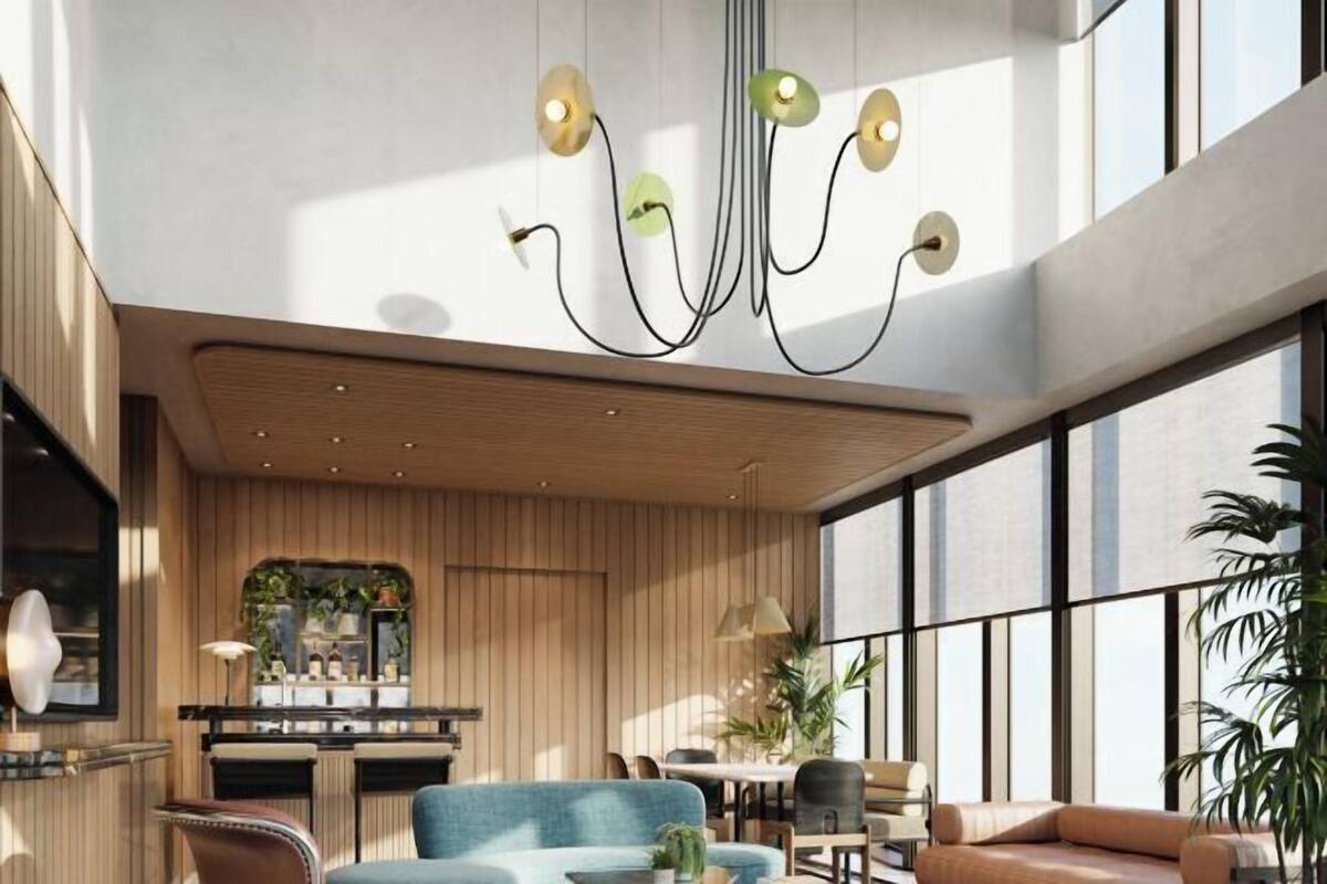 Un intérieur moderne avec un plafond en bois, un espace bar, des sièges et de grandes fenêtres.