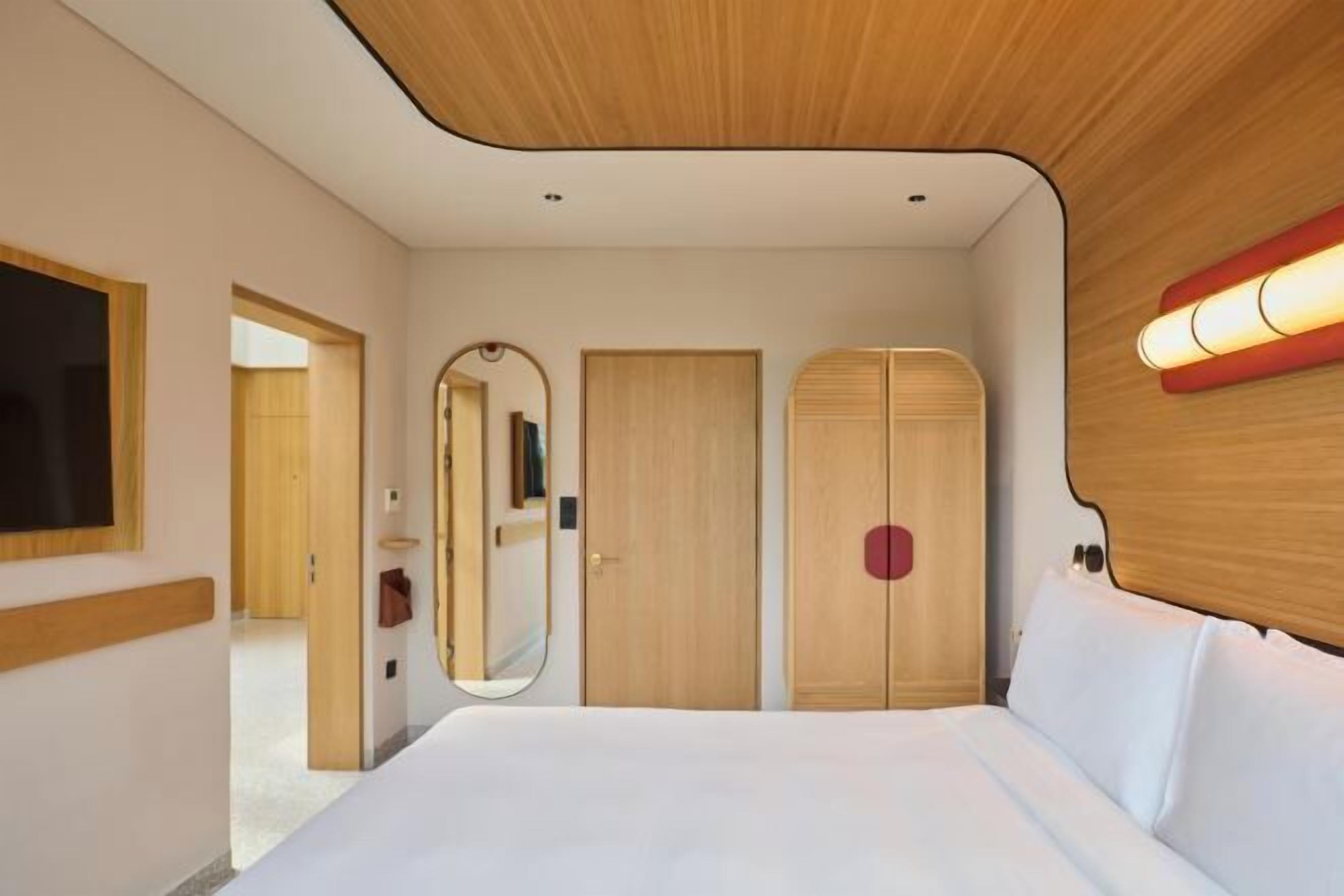 Minibar, in-room safe, desk, laptop workspace