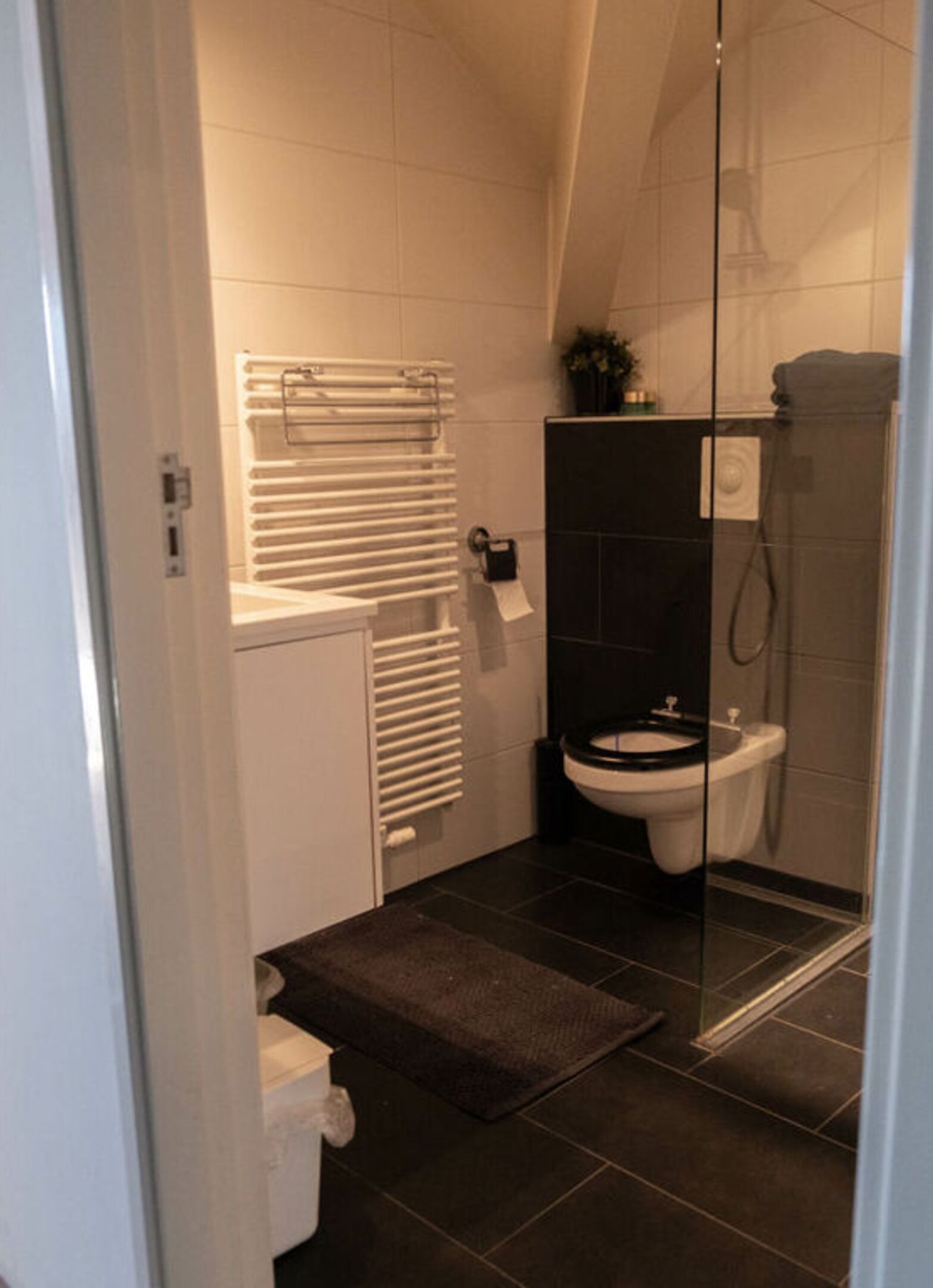 Un bagno moderno con WC, bidet e doccia.