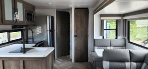 ثلاجة، ميكروويف، فرن، ماكينة لصنع القهوة/الشاي