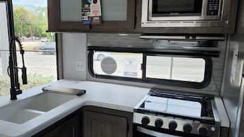 Réfrigérateur, micro-ondes, four, cafetiÚre/bouilloire