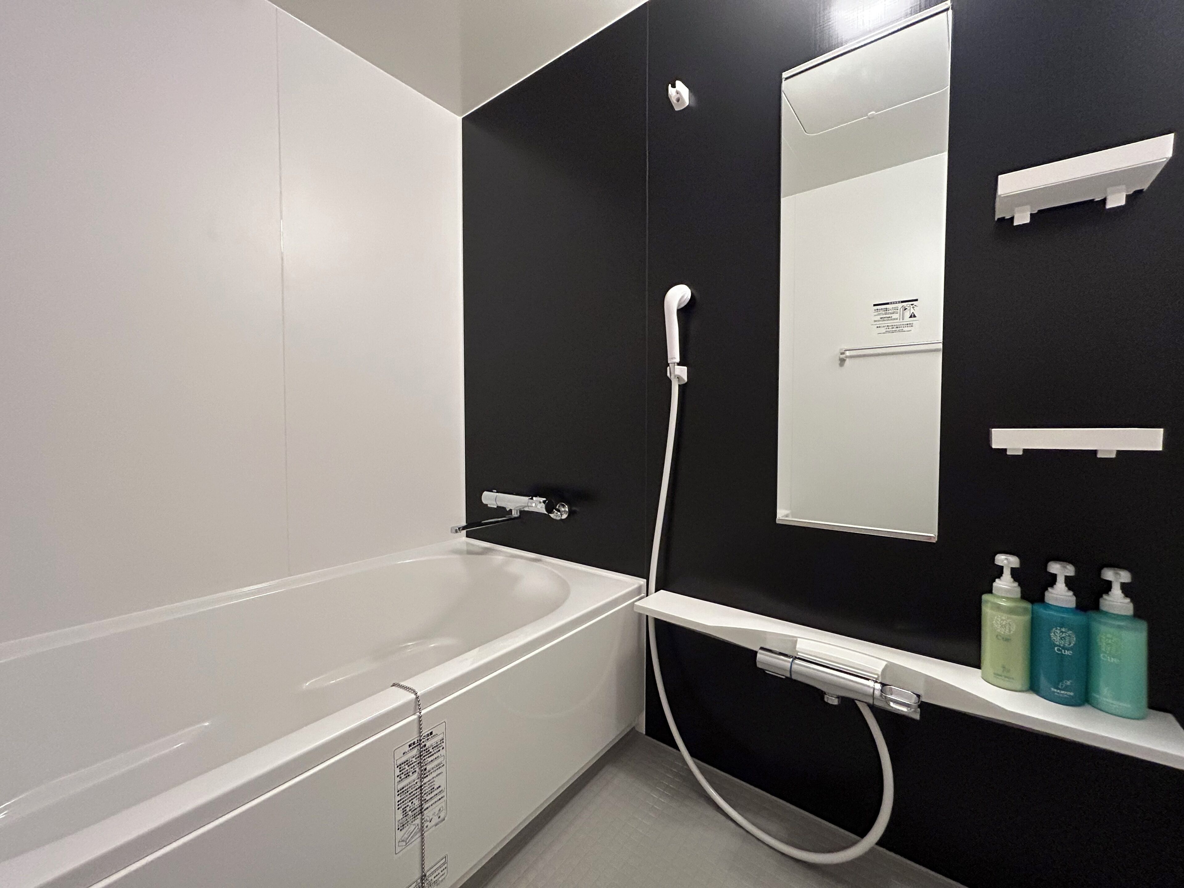 Kombination af bruser/badekar, hårtørrer, håndklæder, Shampoo