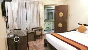 Escritorio, espacio para trabajar con laptop y ropa de cama