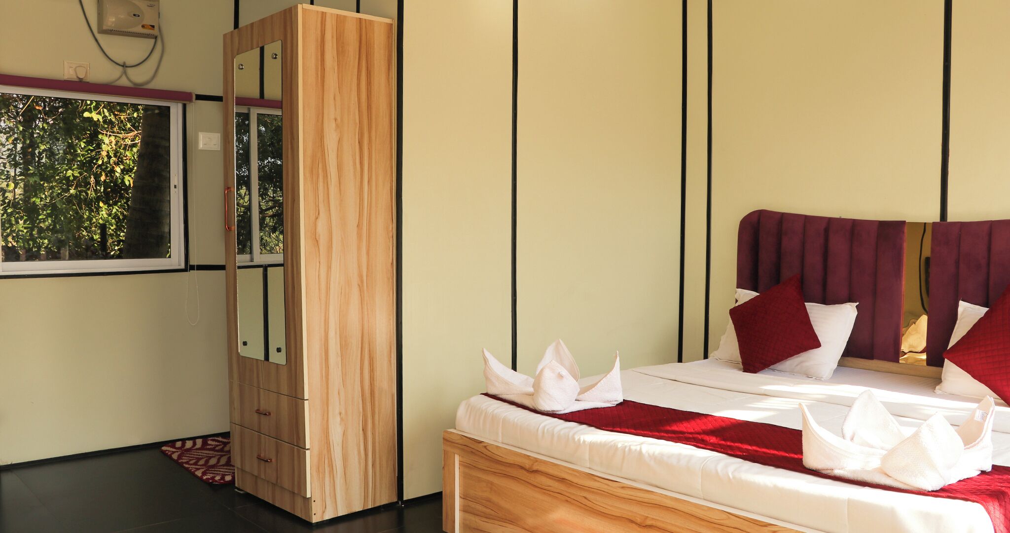 Quarto com cama, guarda-roupa e janela.