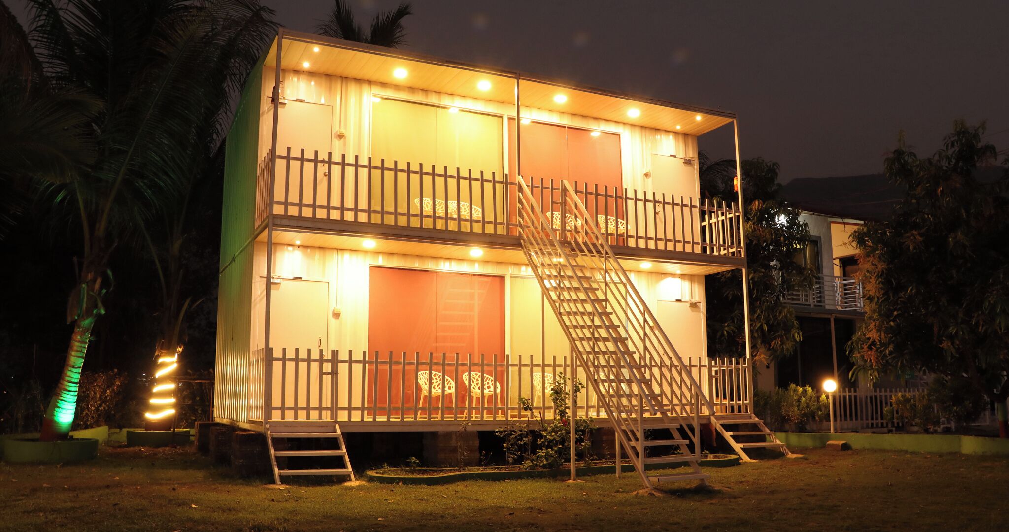 Un edificio de dos pisos con un balcón y una escalera.