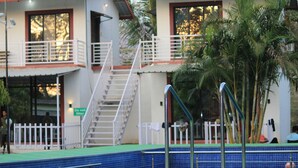 Un hotel amb piscina, una escala que condueix a la planta superior i un cartell de 'No tirar enderrocades'.