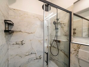 Appartement | Salle de bain | Baignoire, séchoir à cheveux