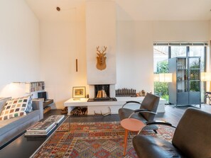 Villa | Living area - Cozy Forest Villa on the Water Near Harderwijk (Zeewolde)