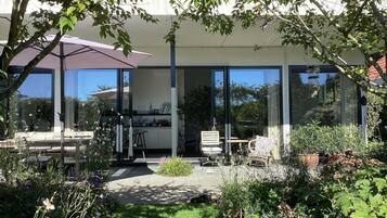 Villa | Restaurante al aire libre