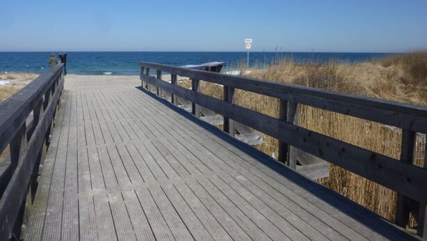 A wooden boardwalk leading to a beach with a clear sky. - Holiday Apartment Sanddorn WE 7 (Boergerende-Rethwisch)
