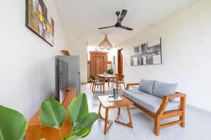 Villa, 2 Schlafzimmer | Wohnbereich | Flachbildfernseher