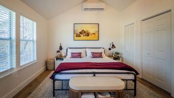 1 slaapkamer, een kluis op de kamer, een strijkplank/strijkijzer