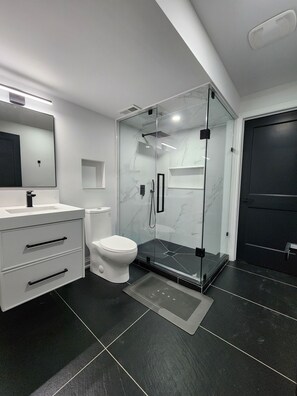 Luxury Unit | Bathroom | Free toiletries, hair dryer, towels, soap