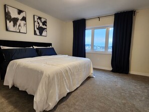 Luxury Ensuite | Premium bedding, individually decorated, individually furnished - Exclusive Home in Niagara Falls (Thorold)