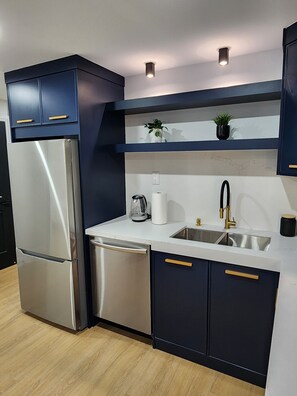 Luxury Unit | Private kitchen | Full-size fridge, microwave, oven, stovetop - Exclusive Home in Niagara Falls (Thorold)