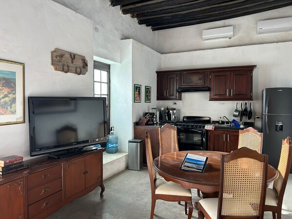 Family Apartment | Living area | Flat-screen TV - La Casita de Carranza (Cuatro Ciénegas)