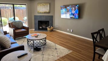 Smart TV, chimenea, libros