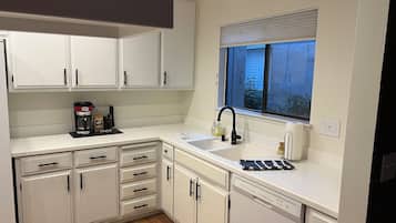 KylskÄp, mikrovÄgsugn, ugn och spishÀll