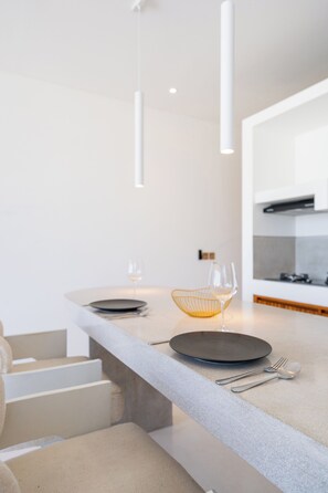 Apartamento | Cozinha privada | Geladeira, talheres/pratos/utensílios de cozinha, produtos de limpeza