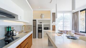 Apartemen | Dapur pribadi | Lemari es, peralatan masak/sendok-piring, dan perlengkapan kebersihan