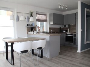 Apartment | Private kitchen | Oven, electric kettle, high chair - Holiday Home Kellenbude (Kellenhusen)