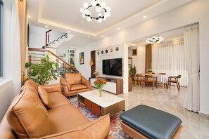 تلفزيون ذكي، كُتُب، شاشة كمبيوتر، طابعة