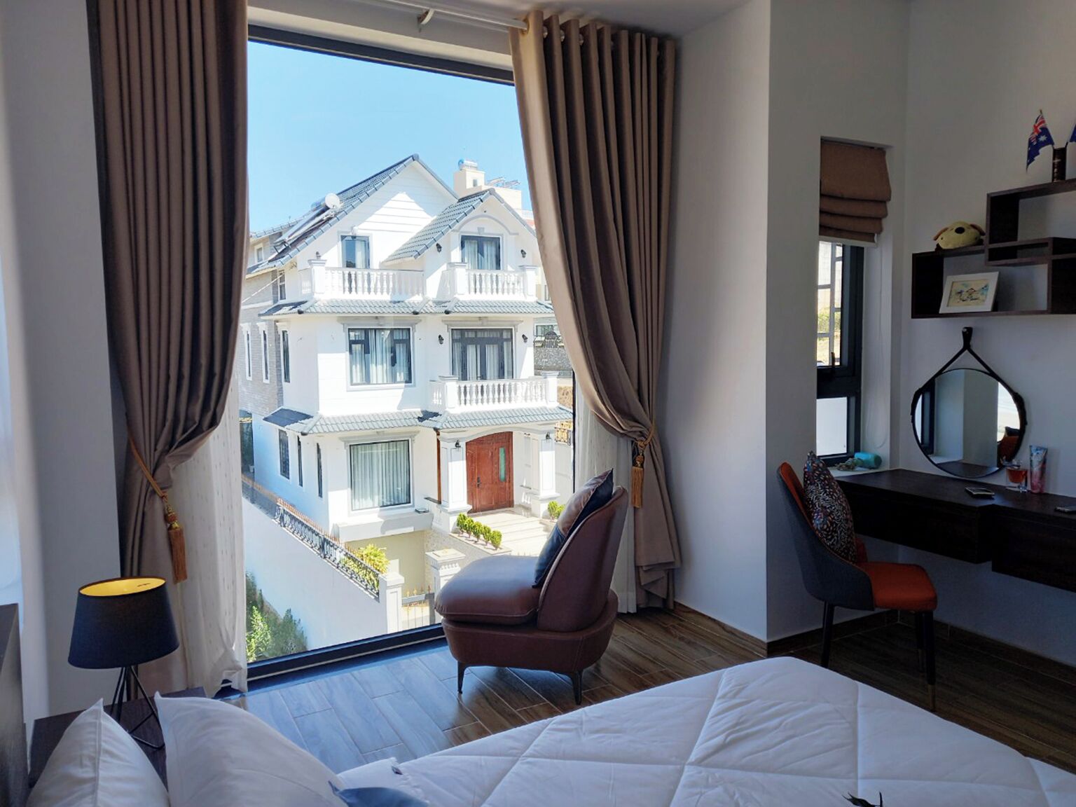 6 slaapkamers, een bureau, een strijkplank/strijkijzer, gratis wifi