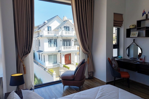 6 camere, una scrivania, ferro/asse da stiro, Wi-Fi gratuito