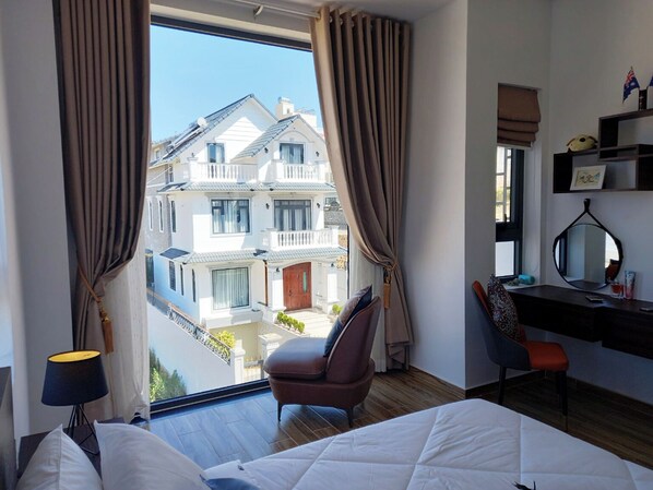 6 bedrooms, desk, iron/ironing board, free WiFi - Peaceful, full of natural light (Dalat)