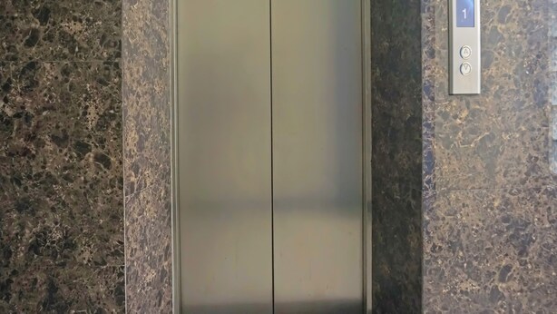 Een lift met een bedieningspaneel waarop het cijfer 1 staat.