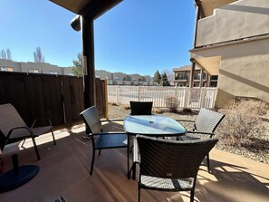Outdoor dining - Lakefront Home away from Home (Osoyoos)