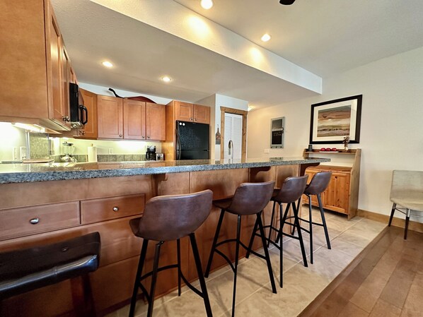 Fridge, microwave, oven, stovetop - Lakefront Home away from Home (Osoyoos)