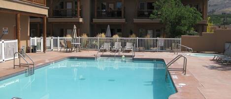 Een buitenzwembad en een verwarmd zwembad