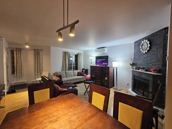 Smart TV, fireplace